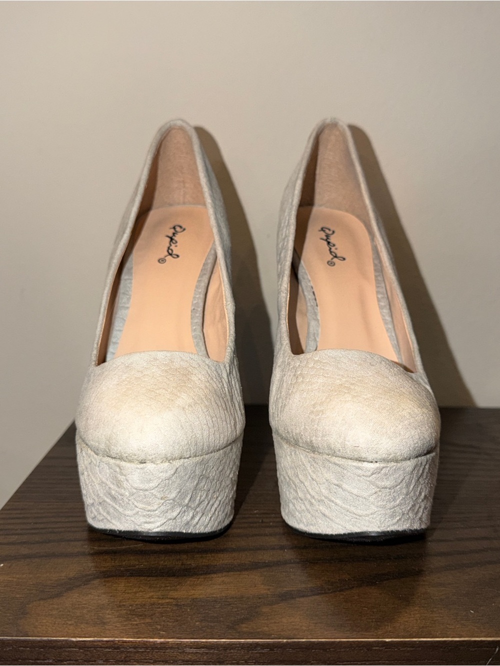 Qupid US size 7 Platform High Heel Pumps, snake texture in Light Gray s - Picture 2 of 3